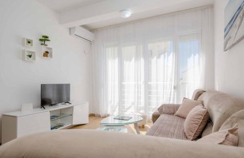 Burtaisi Wohnung | 1bd Modern Apt in Dobra Voda with Roof Access "Moka"