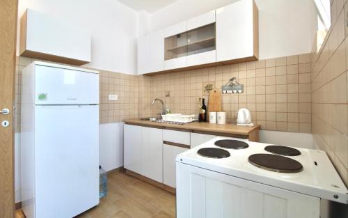 Burtaisi Wohnung | 1bd Modern Apt in Dobra Voda with Roof Access "Moka"