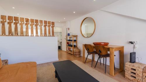 Merces Wohnung | 1BDR Apartment with AC and Terrace by LovelyStay