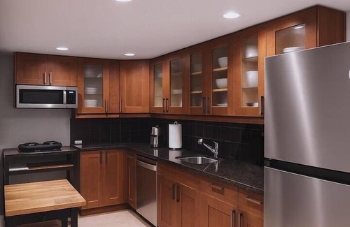 Upper Lonsdale Haus | 1Bedroom Suite w/private entrance| Views + Home Theatre + Laundry + Free parking