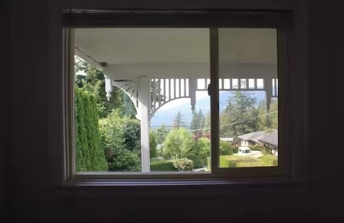 Upper Lonsdale Haus | 1Bedroom Suite w/private entrance| Views + Home Theatre + Laundry + Free parking