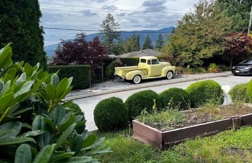 Upper Lonsdale Haus | 1Bedroom Suite w/private entrance| Views + Home Theatre + Laundry + Free parking