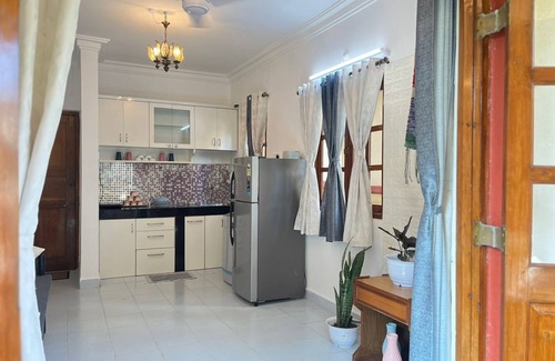 Gauravaddo Haus | 1bhk flat with pool view 5 mins walk to Candolim beach in a prime location.