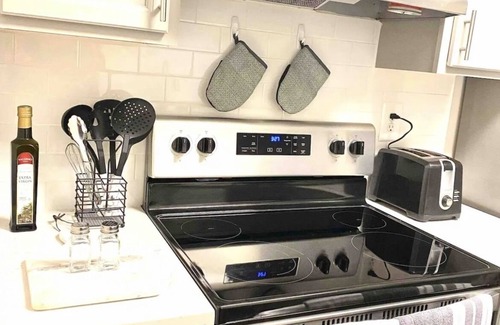 Lorton Wohnung | ☆1BR Apt in ♡ of Lorton | Free Parking, Pool, Gym☆