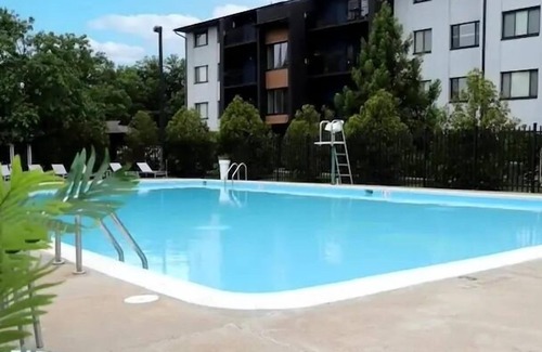 Lorton Wohnung | ☆1BR Apt in ♡ of Lorton | Free Parking, Pool, Gym☆
