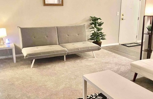 Lorton Wohnung | ☆1BR Apt in ♡ of Lorton | Free Parking, Pool, Gym☆