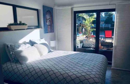 Hendricks and Venice Isles Haus | 1BR C direct on the water shared deck Free kayaks