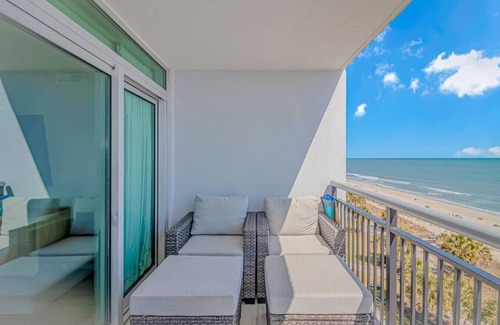 Downtown Myrtle Beach Wohnung | Direct Ocean Front Suite w/ Full Kitchen. Newly Renovated and Centrally Located!