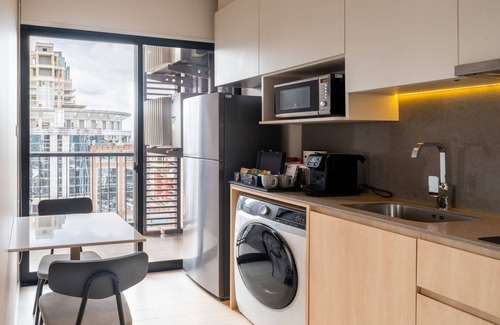 Embassy District Eigentumswohnung | 1BR/ Midtown/ Monthly