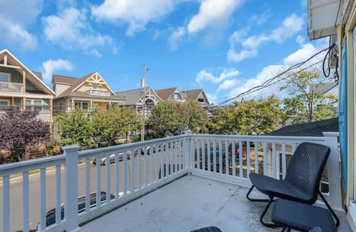 Ocean Grove Wohnung | Charming Ocean Grove Apartment with Balcony near Beach!