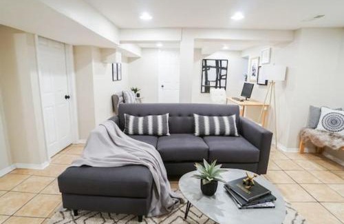 Chicago Wohnung | 1BR Trendy Basement Apt with Laundry & Parking - Central Trendy