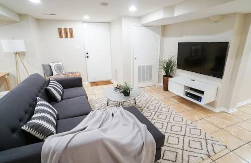 Chicago Wohnung | 1BR Trendy Basement Apt with Laundry & Parking - Central Trendy