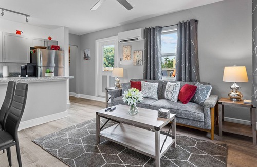 Coral Ridge Wohnung | 1BR, Windows on All Four Sides