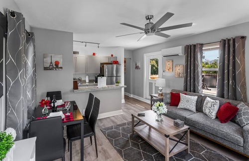 Coral Ridge Wohnung | 1BR, Windows on All Four Sides