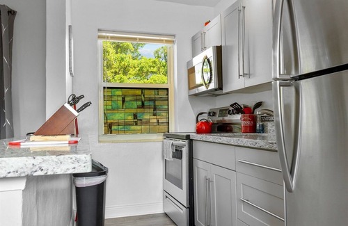 Coral Ridge Wohnung | 1BR, Windows on All Four Sides