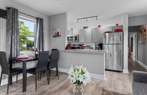 Coral Ridge Wohnung | 1BR, Windows on All Four Sides