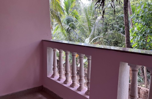Agonda Haus | 1km from the beach, Family sized independent floor in a bungalow.