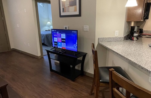Miamisburg Wohnung | 1st floor 1 bed. Walk to shopping, dining and entertainment at Austin Landing!