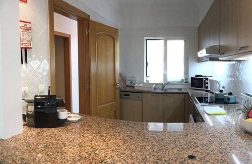 Alpouvar Wohnung | Free Wi-Fi 1st Floor, extra großen Südbalkon, 2 Bett / Bad + Air Con