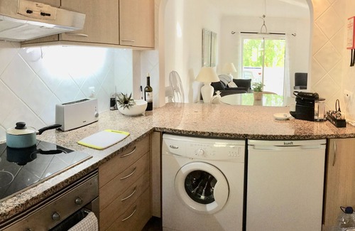 Alpouvar Wohnung | Free Wi-Fi 1st Floor, extra großen Südbalkon, 2 Bett / Bad + Air Con