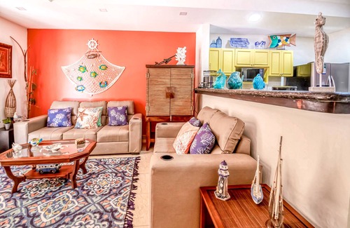 Barrio Los Villalobos Wohnung | 1st-floor apt with fast WiFi, patio, grill, outdoor pools, pool spa, beach views