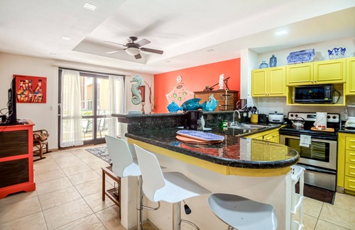 Barrio Los Villalobos Wohnung | 1st-floor apt with fast WiFi, patio, grill, outdoor pools, pool spa, beach views