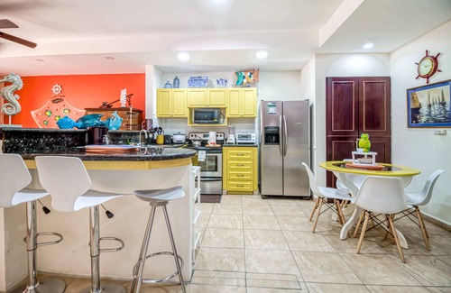 Barrio Los Villalobos Wohnung | 1st-floor apt with fast WiFi, patio, grill, outdoor pools, pool spa, beach views