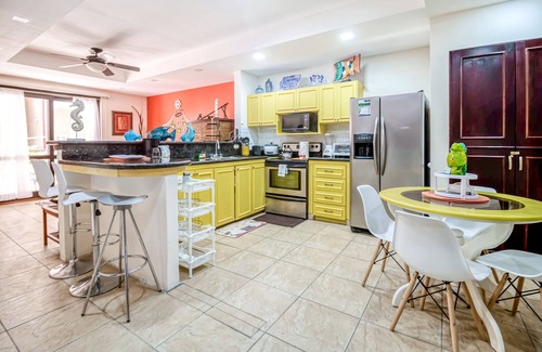 Barrio Los Villalobos Wohnung | 1st-floor apt with fast WiFi, patio, grill, outdoor pools, pool spa, beach views