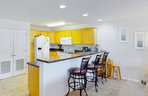 Sandbridge Eigentumswohnung | 1st-floor Seaside condo 1 block from beach with pool & private deck