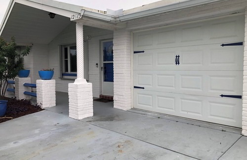 Port Richey Haus | 2/2 Canal Front w/10,000 covered boat lift and floating dock.