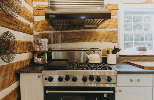 Millers Sonstige | 2.5 hours from Washington D.C. this spacious 5BR 2.5BA farmhouse is on a secluded 75-acre property near Manchester, MD, in scenic Carroll County. It promises a relaxing retreat near the state line, exciting local attractions, and natural landmarks.