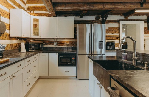 Millers Sonstige | 2.5 hours from Washington D.C. this spacious 5BR 2.5BA farmhouse is on a secluded 75-acre property near Manchester, MD, in scenic Carroll County. It promises a relaxing retreat near the state line, exciting local attractions, and natural landmarks.