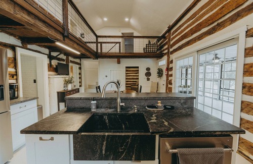 Millers Sonstige | 2.5 hours from Washington D.C. this spacious 5BR 2.5BA farmhouse is on a secluded 75-acre property near Manchester, MD, in scenic Carroll County. It promises a relaxing retreat near the state line, exciting local attractions, and natural landmarks.