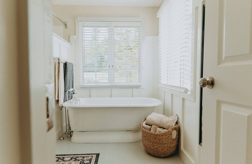 Millers Sonstige | 2.5 hours from Washington D.C. this spacious 5BR 2.5BA farmhouse is on a secluded 75-acre property near Manchester, MD, in scenic Carroll County. It promises a relaxing retreat near the state line, exciting local attractions, and natural landmarks.