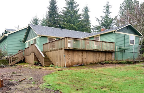 Salem Haus | 2.9 acres with peekaboo mt view and wine Vinyard views