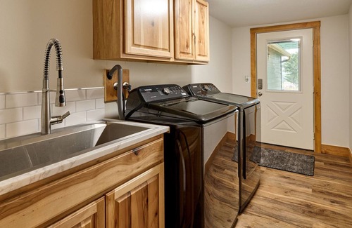 Salem Haus | 2.9 acres with peekaboo mt view and wine Vinyard views