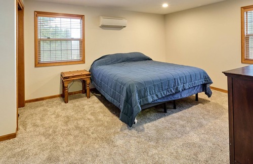 Salem Haus | 2.9 acres with peekaboo mt view and wine Vinyard views