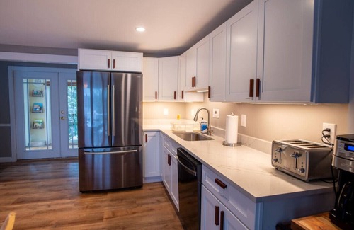 Kenyon Haus | 2 Acre Lakefront Getaway (Kayak/Firepit/Fishing)