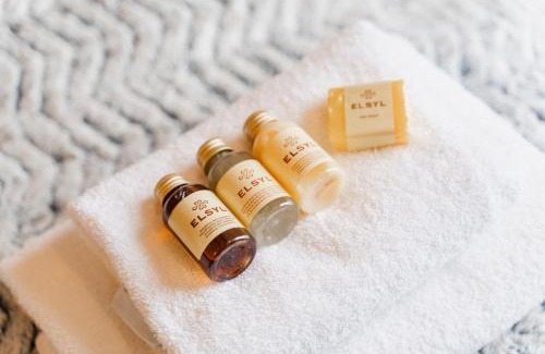 Tarvin Haus | 2 adjacent homes - totalling seven bedrooms - near to Chester - Sleeps up to 25