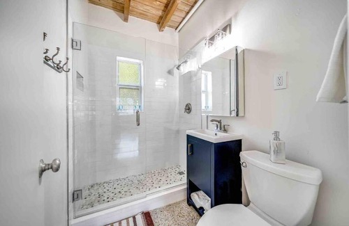 Del-Ida Park Historic District Haus | 2 BD Delray Beach Cottage walk to The Ave & beach