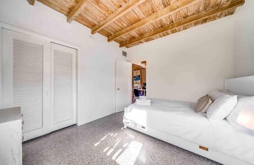 Del-Ida Park Historic District Haus | 2 BD Delray Beach Cottage walk to The Ave & beach