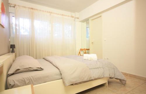 Marousi Wohnung | 2 Bdr Park View Apt - 130m2 & Private Patio