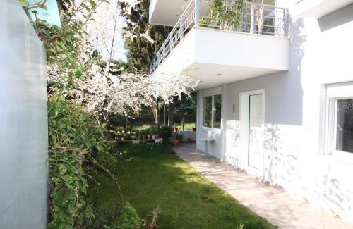 Marousi Wohnung | 2 Bdr Park View Apt - 130m2 & Private Patio