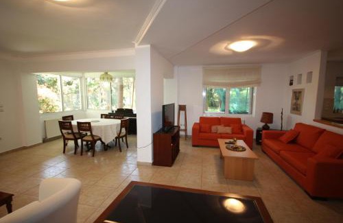 Marousi Wohnung | 2 Bdr Park View Apt - 130m2 & Private Patio