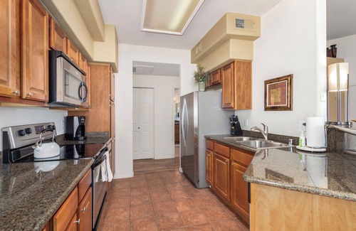 Paradise Valley Village Eigentumswohnung | 2 Bdrm 2 Ba near Orange Tree Golf Resort in Scottsdale