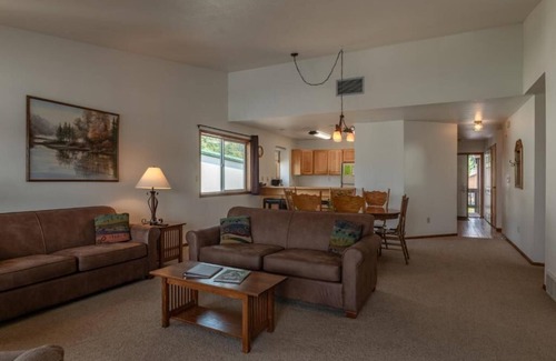 Hope Wohnung | 2 Bed 2 Bath Apartment Condo with gorgeous grass area and patio