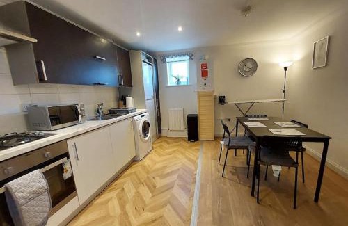 Alibon Wohnung | 2 Bed Flat by Heathway Station