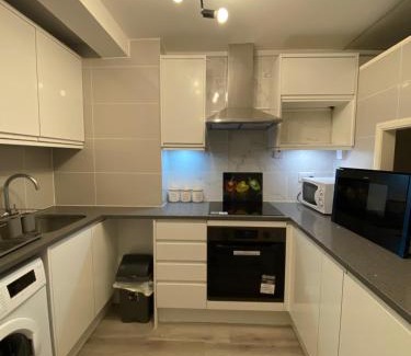 Crawley Wohnung | 2-Bed Sleeps 4 Comfy For Contractors With Free Parking in Crawley near Gatwick Manor Royal Refurbished