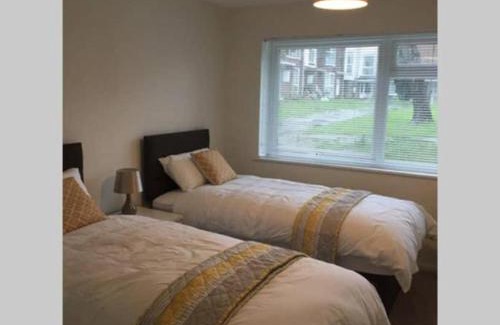 Crawley Wohnung | 2-Bed Sleeps 4 Comfy For Contractors With Free Parking in Crawley near Gatwick Manor Royal Refurbished
