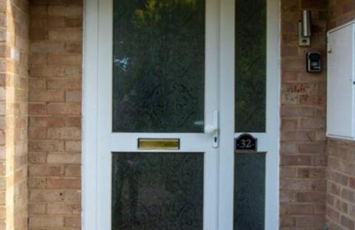 Crawley Wohnung | 2-Bed Sleeps 4 Comfy For Contractors With Free Parking in Crawley near Gatwick Manor Royal Refurbished
